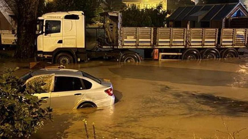 Meteoroloji uyarmıştı! Kocaeli'de ev ve iş yerlerini su bastı