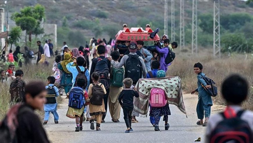Pakistan'da okul çatısı çöktü: Ölü sayısı artıyor!