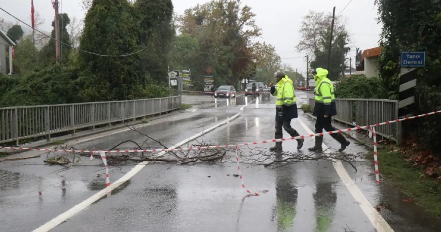 Sağanak yağış köprüyü vurdu: Çökme tehlikesi nedeniyle trafiğe kapatıldı
