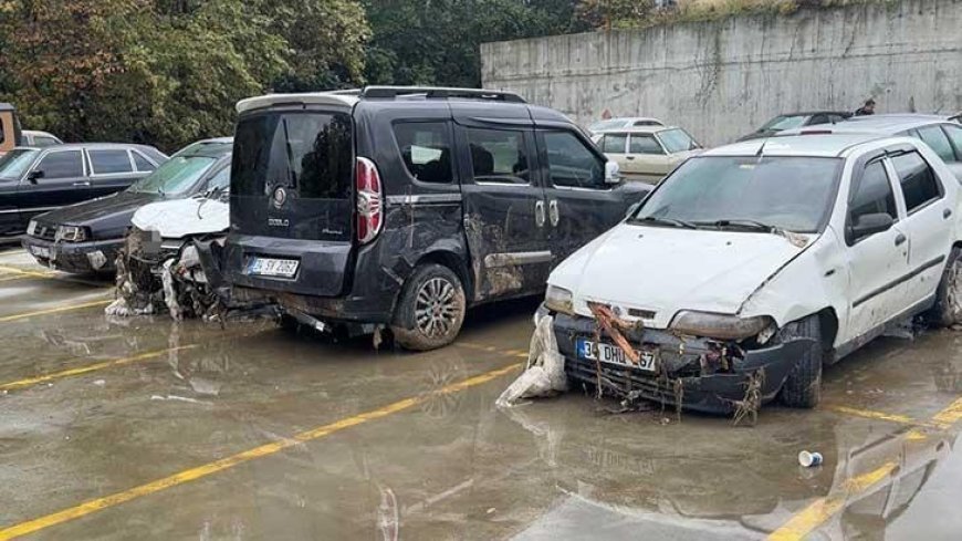 İstanbul'da selde sürüklenip otoparka çekilen araçlar görüntülendi