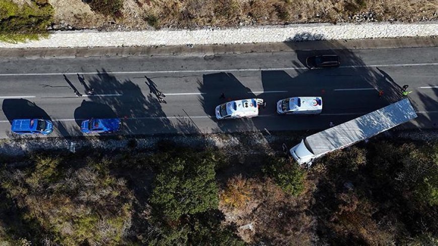 Edirne'de kamyonet, karşı şeride geçen TIR'a çarpıp devrildi; 4 yaralı