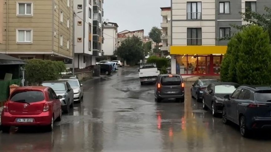 İstanbul'un birçok ilçesinde şiddetli yağış etkili oluyor: Metro girişine su barikatı çekildi