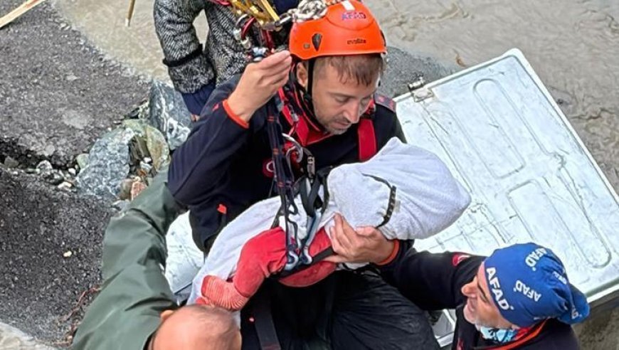 Selde mahsur kalan 8 aylık Zeynep bebeği kurtardı! AFAD personeli, o anları anlattı
