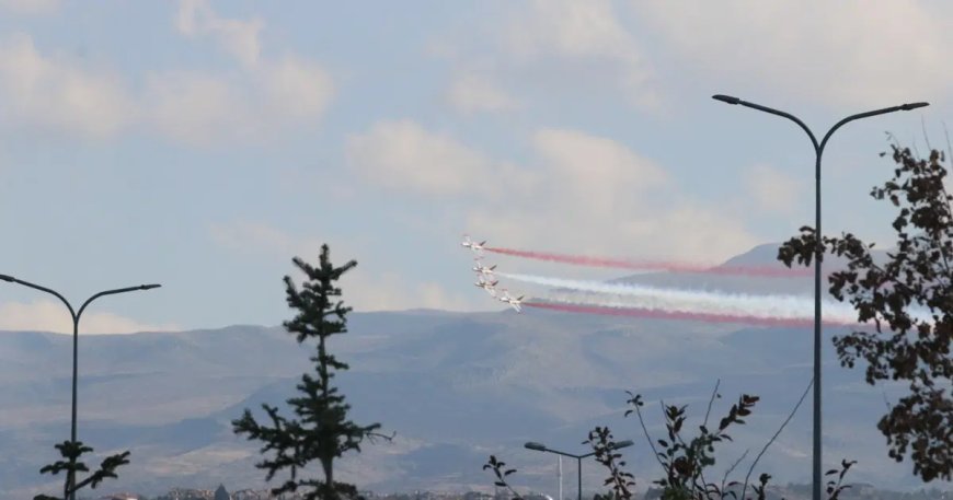 Türk Yıldızları Kayseri'de gösteri uçuşu yaptı