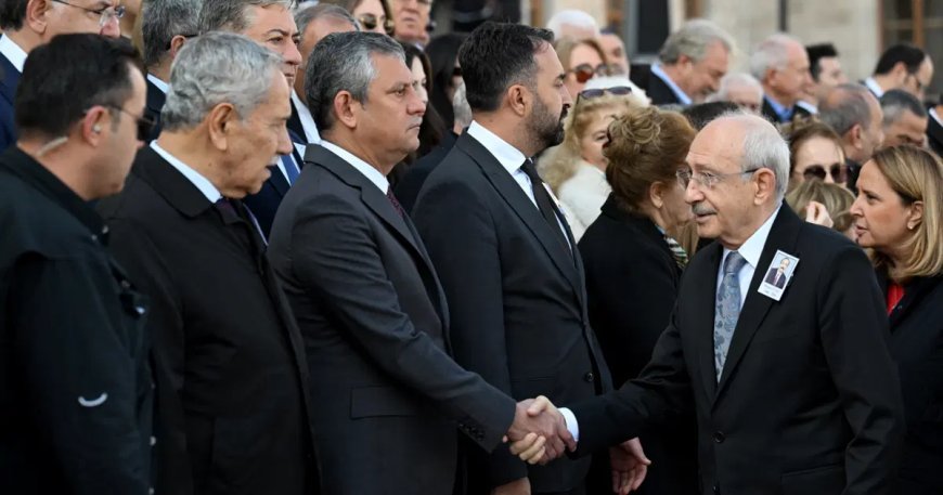 Cenaze töreninde dikkat çeken anlar. Kemal Kılıçdaroğlu ile Özgür Özel tokalaştı