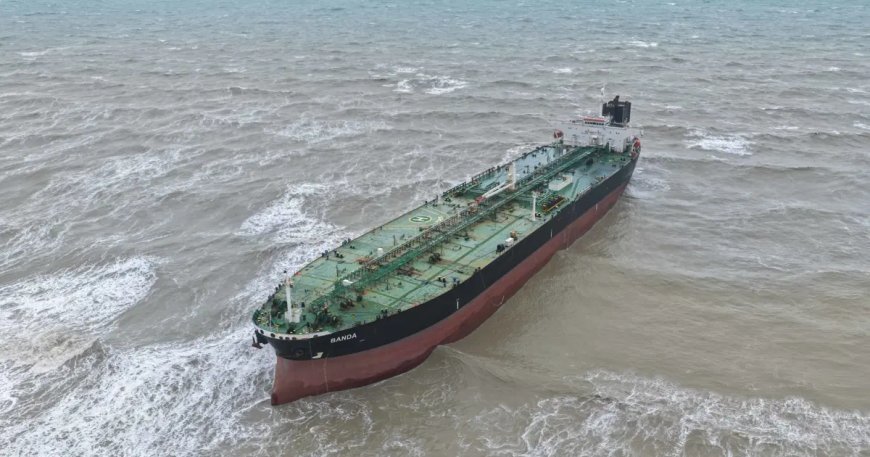 Sarıyer'de karaya oturan petrol tankeri kurtarıldı