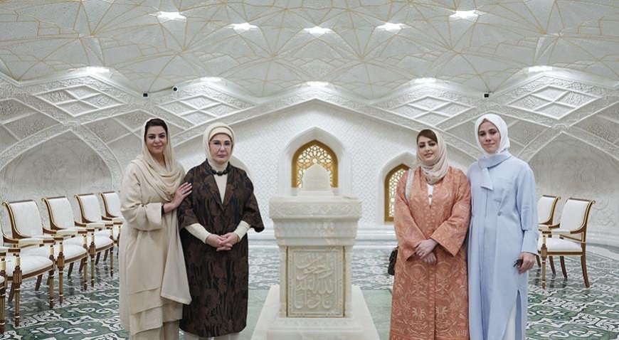 Emine Erdoğan İmam Buhari Türbesi'ni ziyaret etti