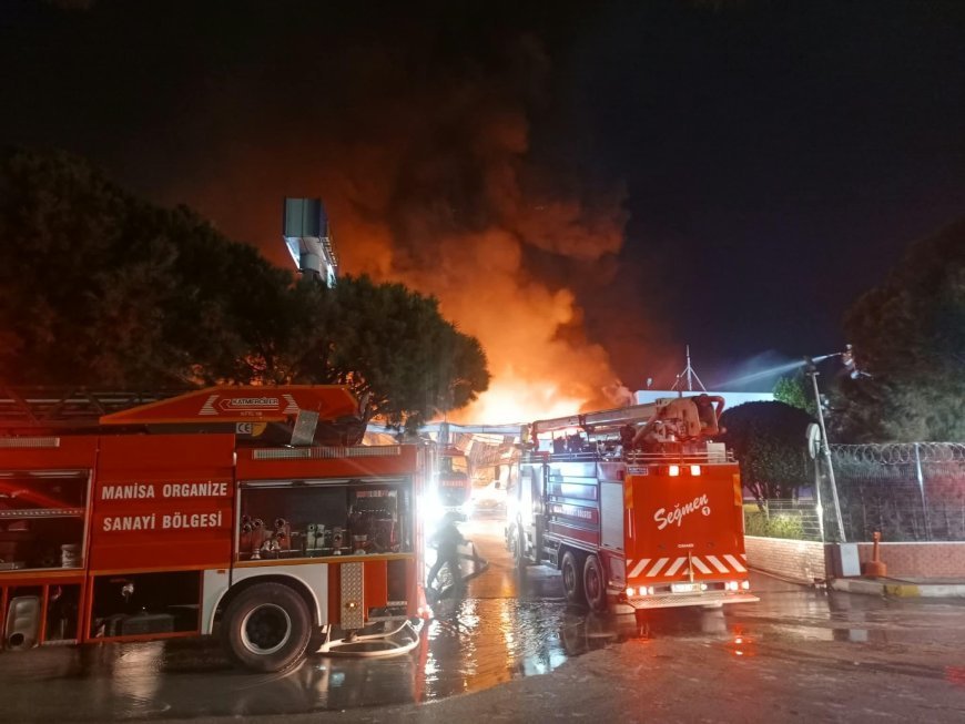 Manisa OSB'de korkutan yangın! Akü fabrikasında yangın çıktı