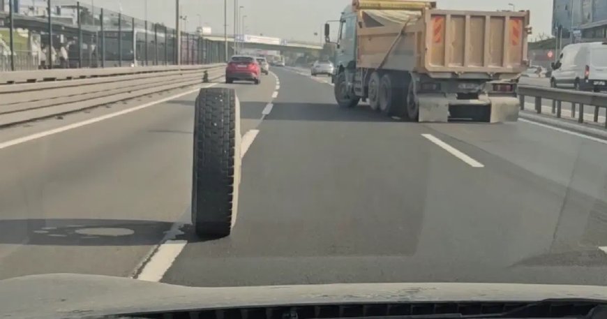 İstanbul'da trafikte ilginç anlar. Kamyonun iki lastiği peş peşe yerinden çıktı