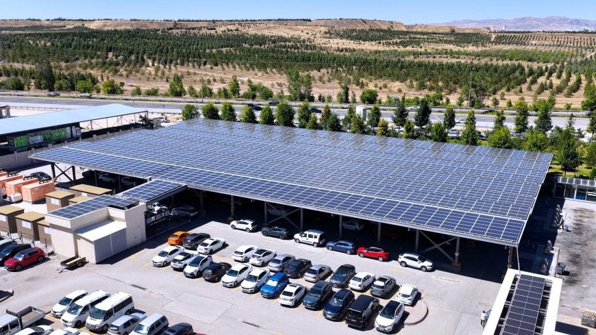 Çevre, Şehircilik ve İklim Değişikliği Bakanlığı'nın binası elektriğini güneşten sağlıyor