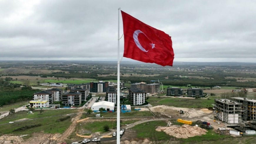 Çerkezköy’de dev Türk Bayrağı, törenle göndere çekildi