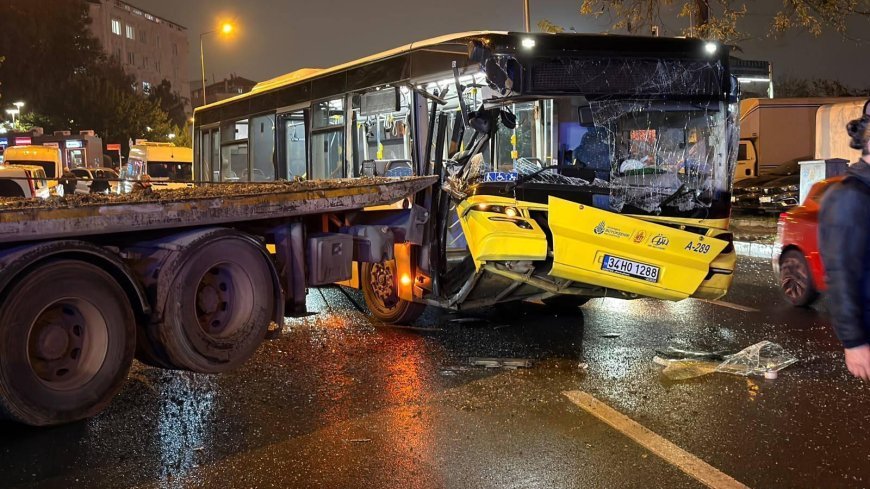 İstanbul'da İETT'ye bağlı özel halk otobüsü kaza yaptı