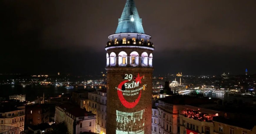 Cumhuriyet'in 103 yıllık ışığı Galata Kulesi'ni aydınlattı