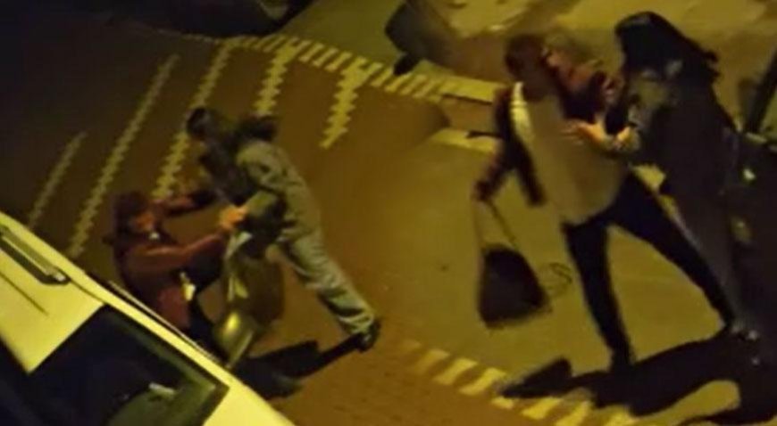 İstanbul'da şoke eden olay! Tartıştığı erkeği sokak ortasında taşladı